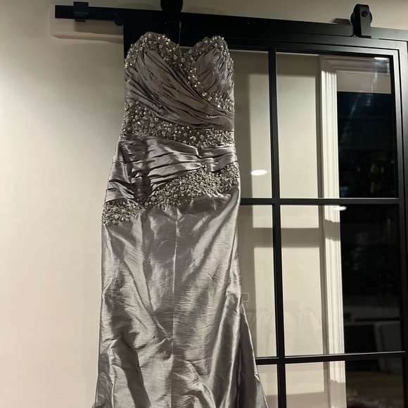 Wore for a sons wedding. The lining is well made. Inside bra. - Picture 6 of 7